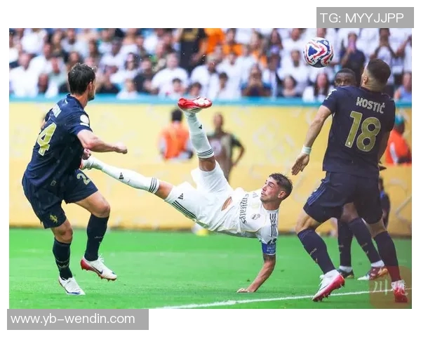 皇马反击机会错失姆巴佩禁区前射门偏离目标成高射炮