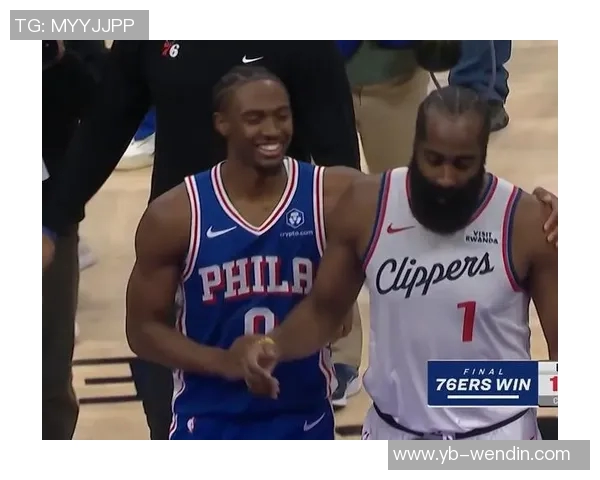 马克西热情寒暄哈登却被冷落哈登心不在焉左右游走显无奈 马克西热情寒暄哈登却被冷落哈登心不在焉左右游走显无奈