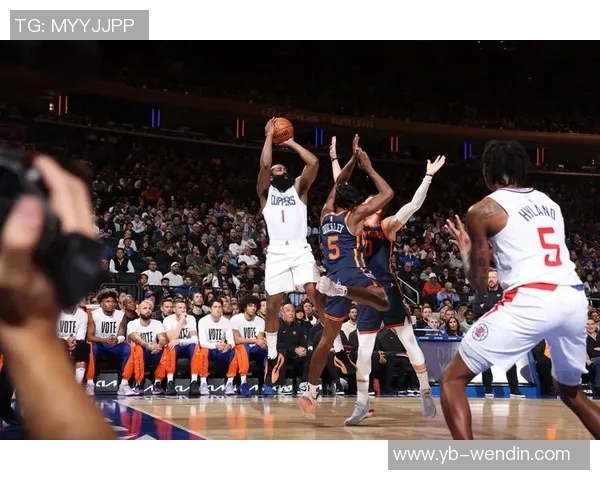 鲍威尔分析进攻困境：对手防守策略升级我队配合与跑动需加强