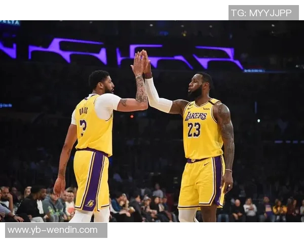 湖人官方发布东詹里三人海报引发全明星投票热潮前十名单揭晓