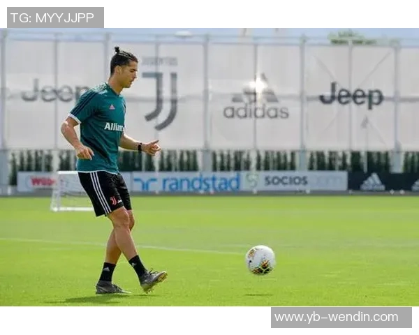 C罗训练中展现灿烂笑容期待新赛季精彩表现和更多进球挑战