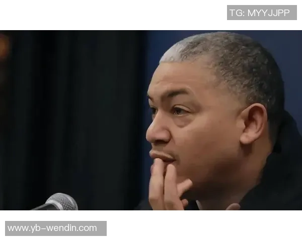 快船关键时刻小范指挥战术泰伦卢在场边无奈围观愤怒表情引热议