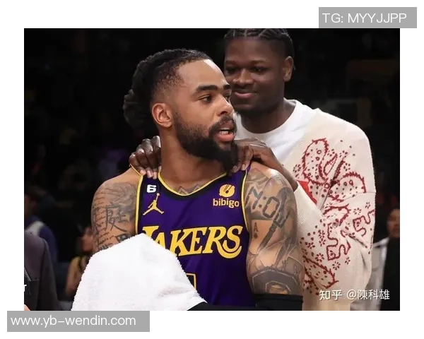 老队友默契配合濃眉果断分球助拉塞尔轻松命中三分